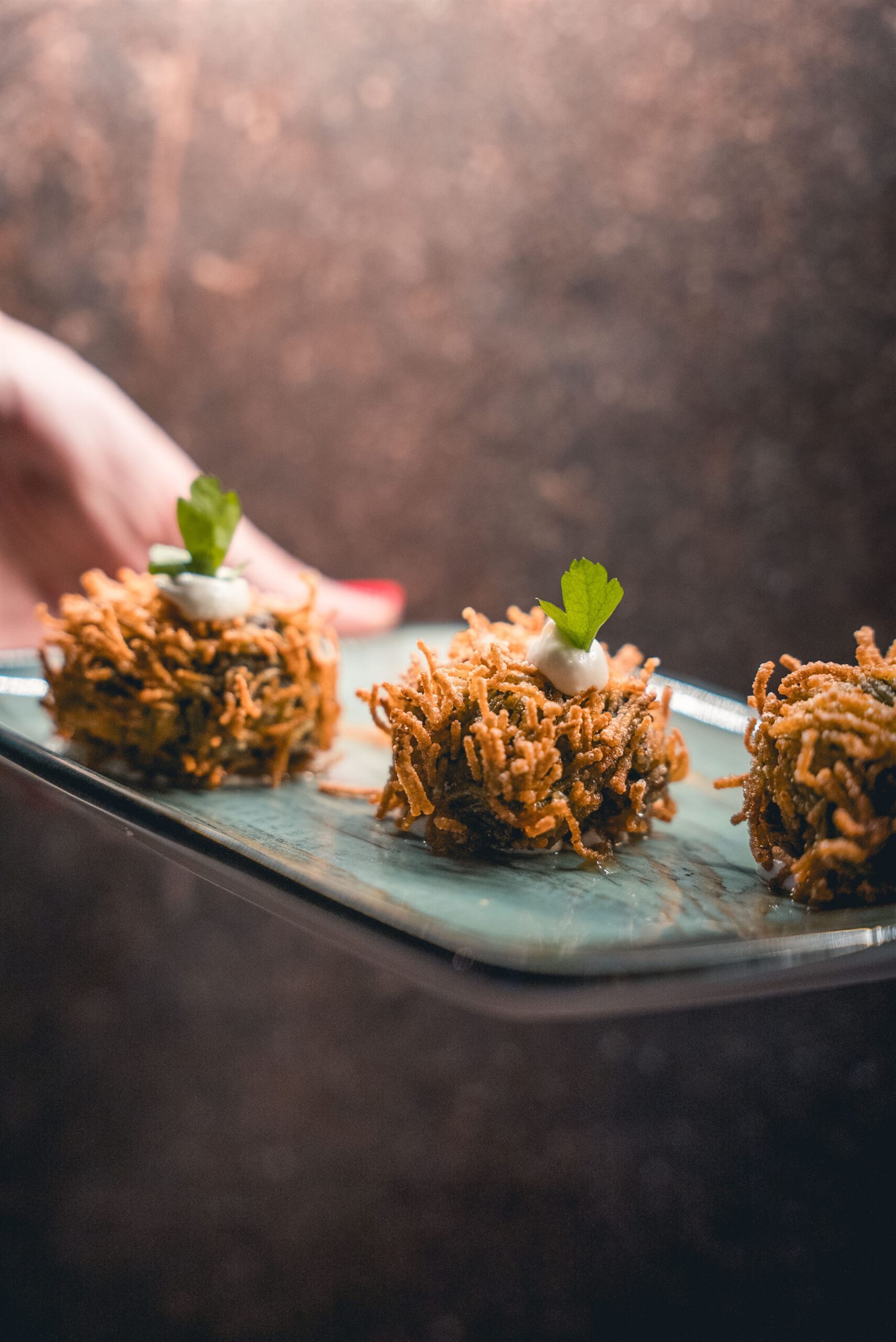 Croquetas de fideuá negra. La versión marina de la croqueta de la casa: cremosa por dentro, crujiente por fuera.