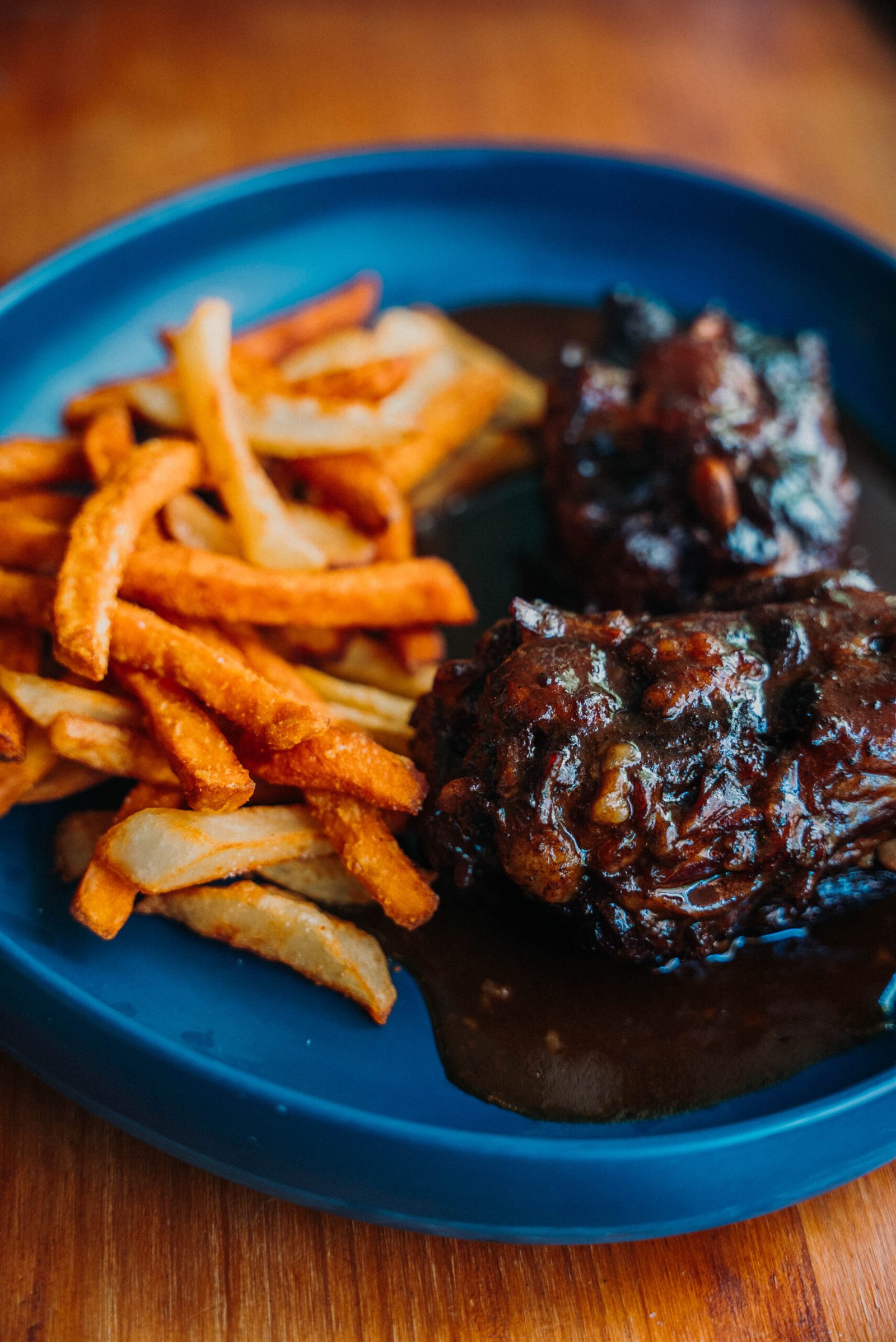 Rabo de toro. Guisado como siempre, con una salsa profunda que pide pan y tiempo.